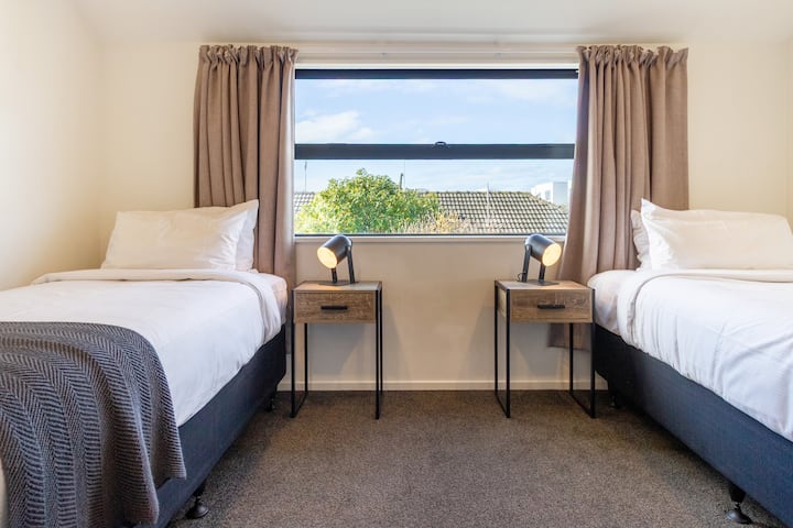 Dva bračna kreveta za jednu osobu – savršeno za djecu ili prijatelje.