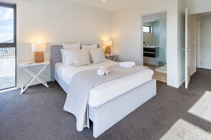 Spavaća soba s bračnim krevetom i privatnom kupaonicom za dodatnu privatnost