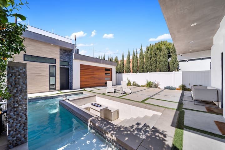 Lux 5BR Oasis: Pool, Firepit & Private Rooftops