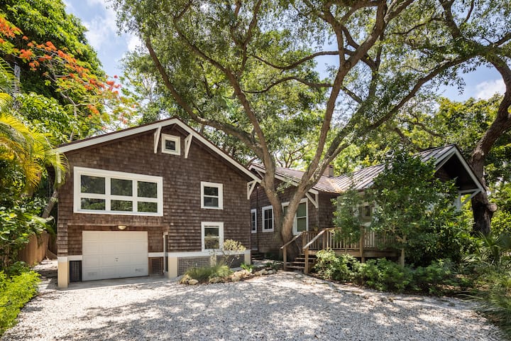 Historic Coconut Grove cottage in a native hammock
