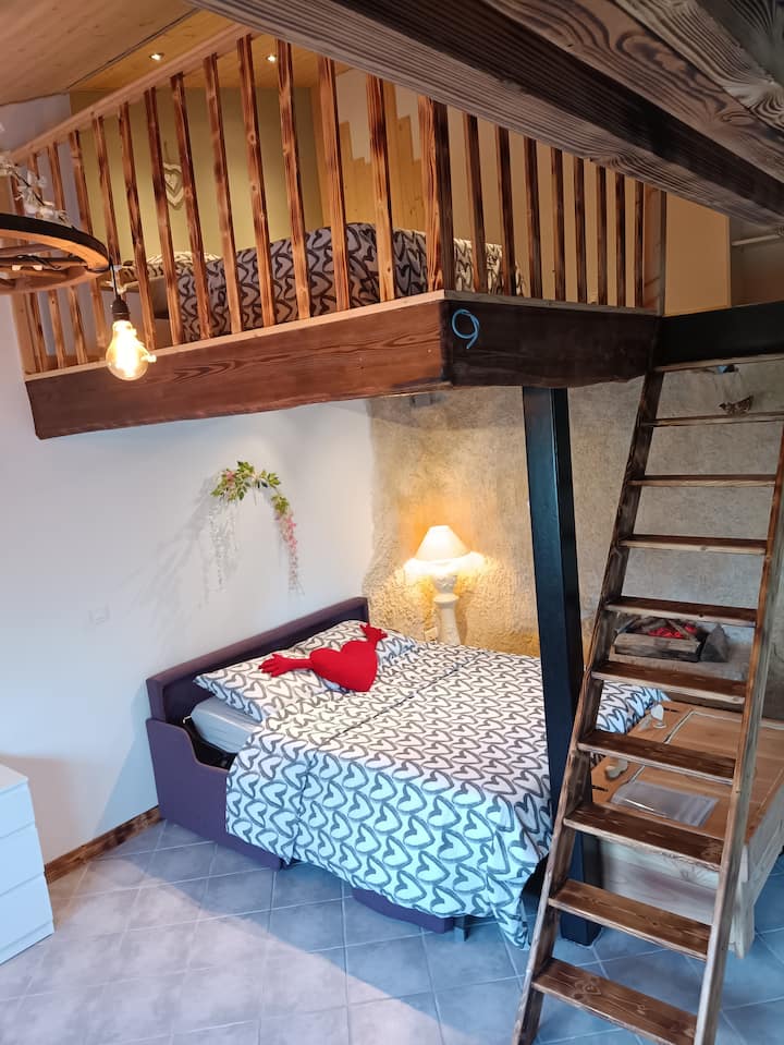 Capacidad de la cabaña para 4 personas:
1 cama doble (140 x 180) en el altillo 
1 sofá cama muy confortable (140 x 180) que ofrece una plaza de dormitorio adicional.