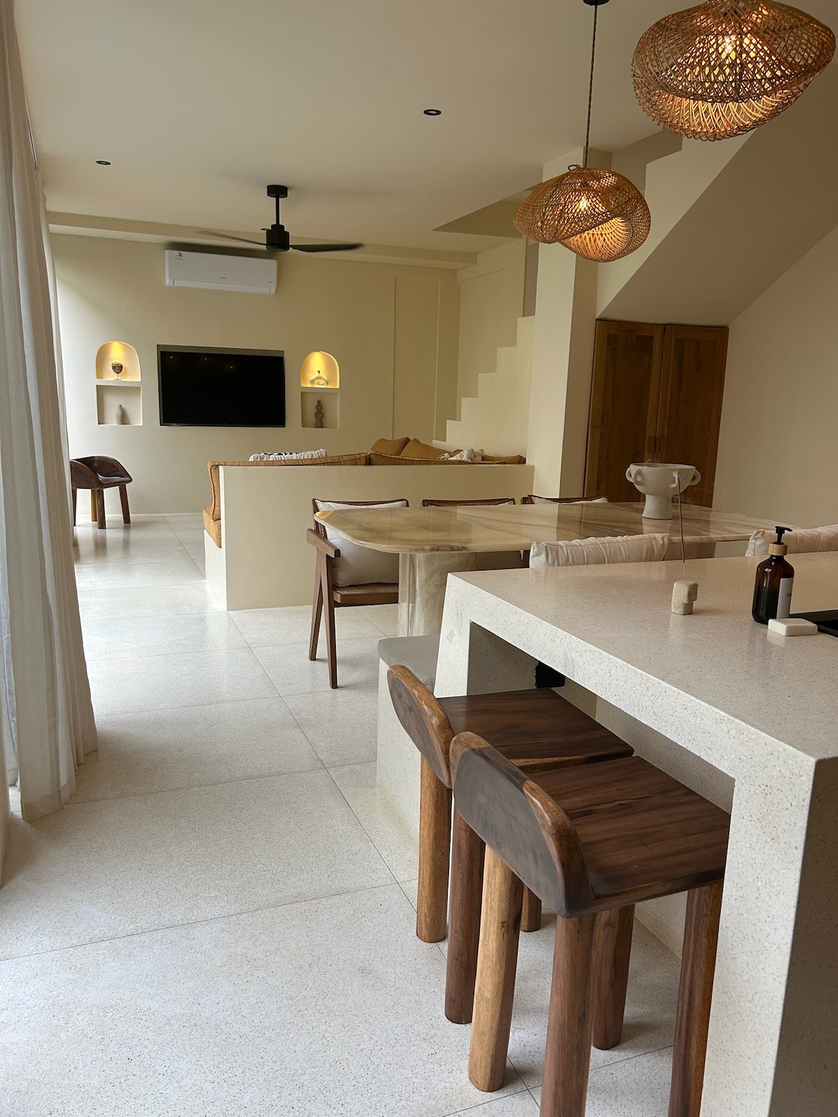 Home in South Kuta · ★5.0 · 3 bedrooms · 4 beds · 3 private baths รายการ Airbnb เปรียบเทียบ