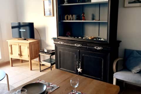 Popular Airbnb listing: Charming apartment Port en Bessin in Port En Bessin Huppain