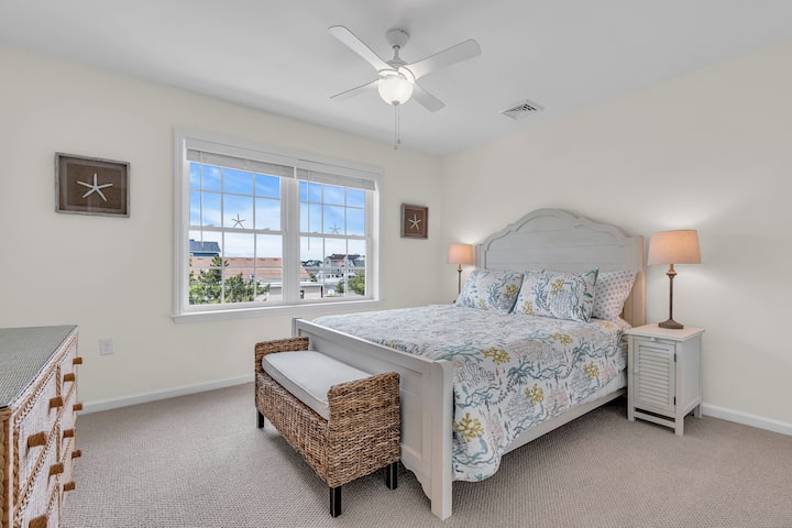 Queensize bed • dressoir • kast met hangers • plafondventilator