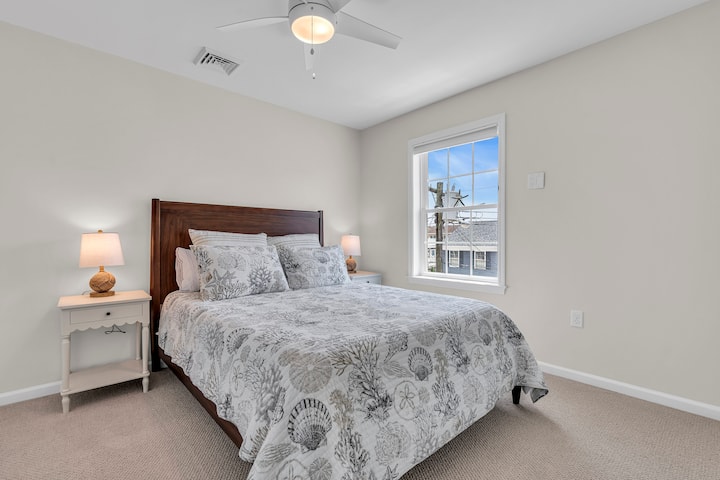 Queensize bed • dressoir • kast met hangers • plafondventilator