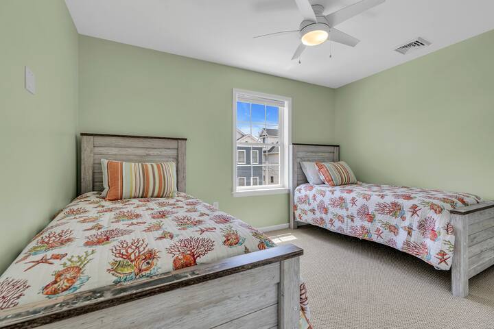 Twee eenpersoonsbedden • dressoir • plafondventilator