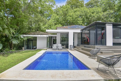 5 Mins to Beach- Family Home with Pool