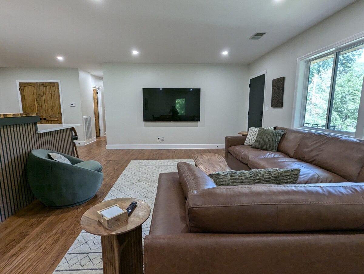 Successful Airbnb property: Magnolia Lodge | Hot Tub | Movie Theater in Chattanooga
