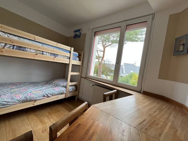 На 2 кат, оваа соба е убава детска спална соба со кревети на спрат од 90 см, декор и плакар полн со можности за складирање. Но може да биде и многу убав работен простор со големо биро.