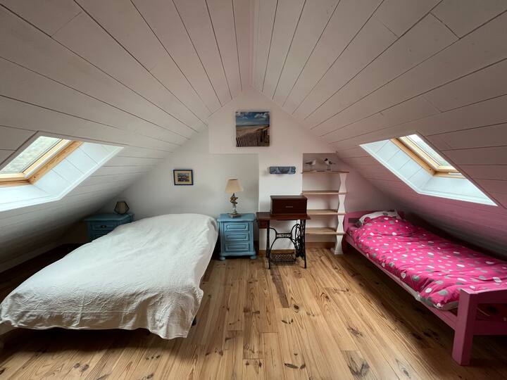 Спална соба на 2 кат со брачен кревет од 140 см и единечен детски кревет од 90 см. На 2 кат има и тоалет со мијалник. 