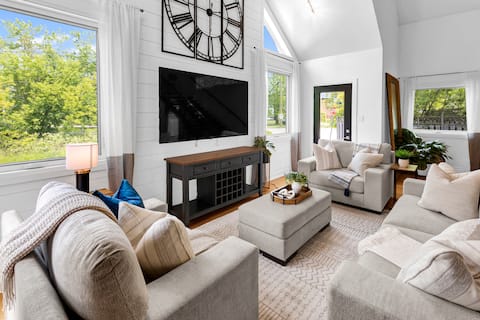 Top Airbnb: Minet's Point Beach House w/ Hot Tub & Beach in Barrie