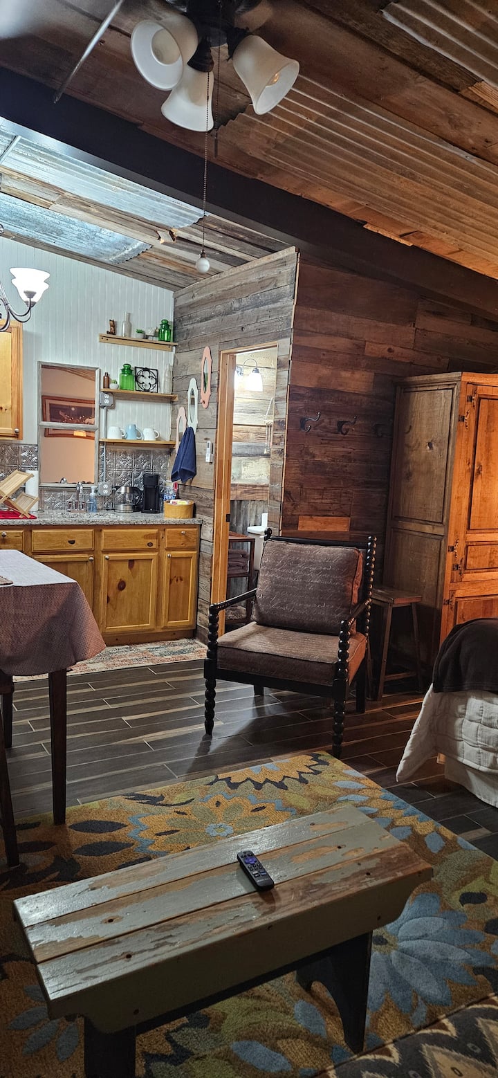 Rustic Downtown Hideaway - Las Cruces