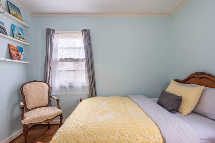 Lit complet avec couette et couvre-lit vintage. Linge de lit et oreillers supplémentaires à votre entière