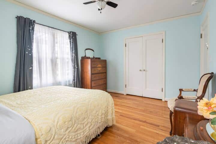 Armoire pleine grandeur. Bureau disponible sur demande.