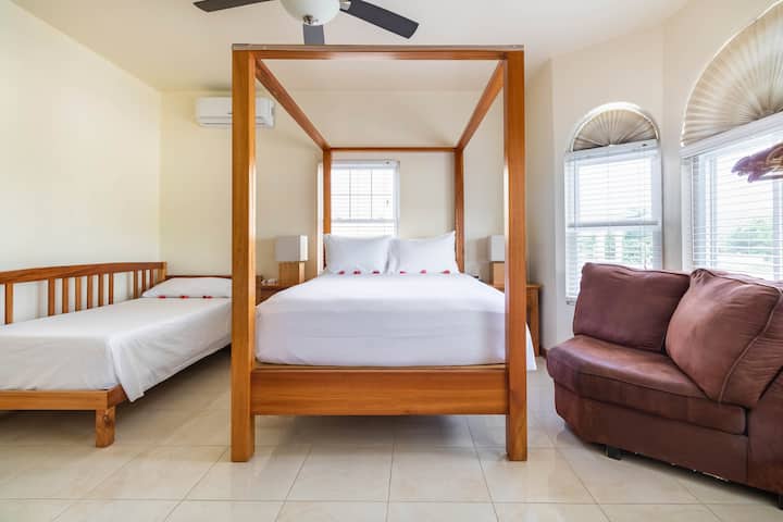 ห้องนอน #3 พร้อมเตียงควีนไซส์ 1 หลังและเตียงเดี่ยว 1 หลัง