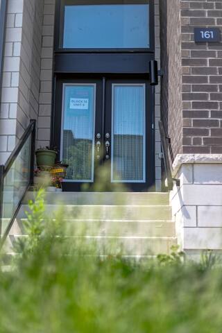 Central Gem Fully Furnished: 4BR 4Bath Backyard