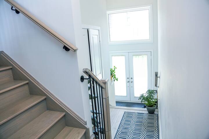 Central Gem Fully Furnished: 4BR 4Bath Backyard gallery image 3