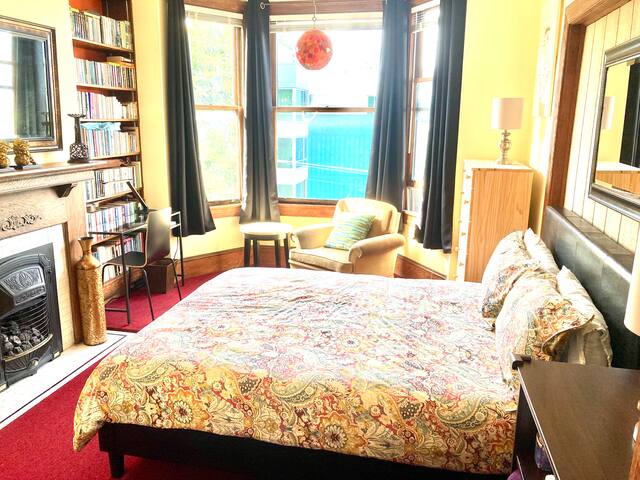 Elegant Victorian Flat gallery image 2