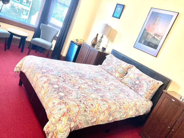 Elegant Victorian Flat gallery image 3