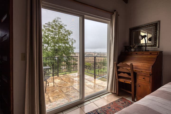 Ოთახის ტერასა ულამაზესი ხედებით, იდეალურია ყავის დასალევად დილით მზის ამოსვლის პირისპირ ან ღრუბლების სეირნობის საყურებლად.