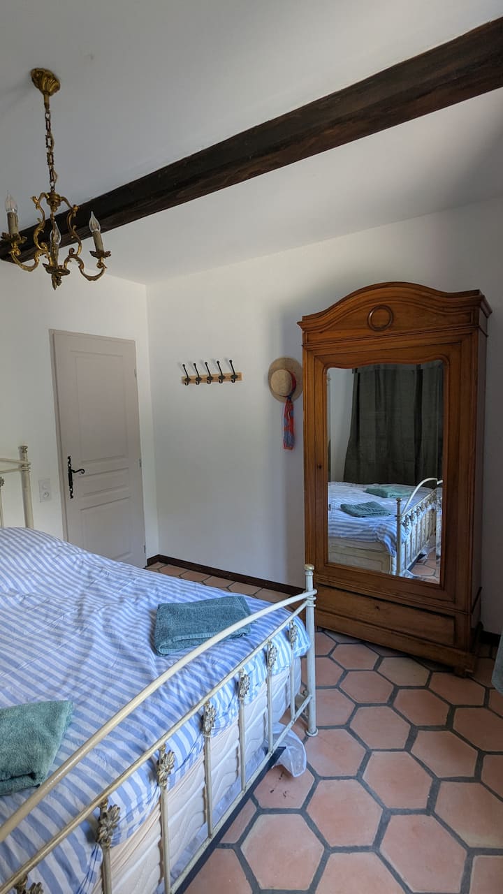 تطل غرفة النوم المريحة على أشجار البلوط الفلين النموذجية في ماسيف دي موريس.