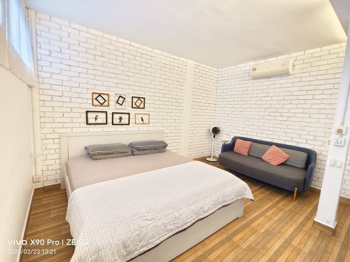 The second large room downstairs, a large space, a comfortable bed, and a nice sleep for you.There is an air conditioner in each room and a separate toilet for yourself.