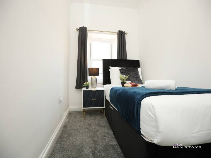 Anfitrión: N & N Stays
Disfruta de dormir cómodamente después de un largo día en el trabajo o viajando. Se proporcionó ropa de cama limpia y cómoda