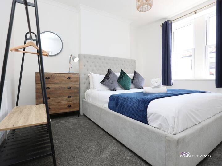 Amplio y decorado con buen gusto dormitorio con toallas proporcionadas.