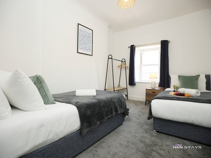 Disfruta de una noche tranquila en nuestra cómoda, limpia y espaciosa habitación