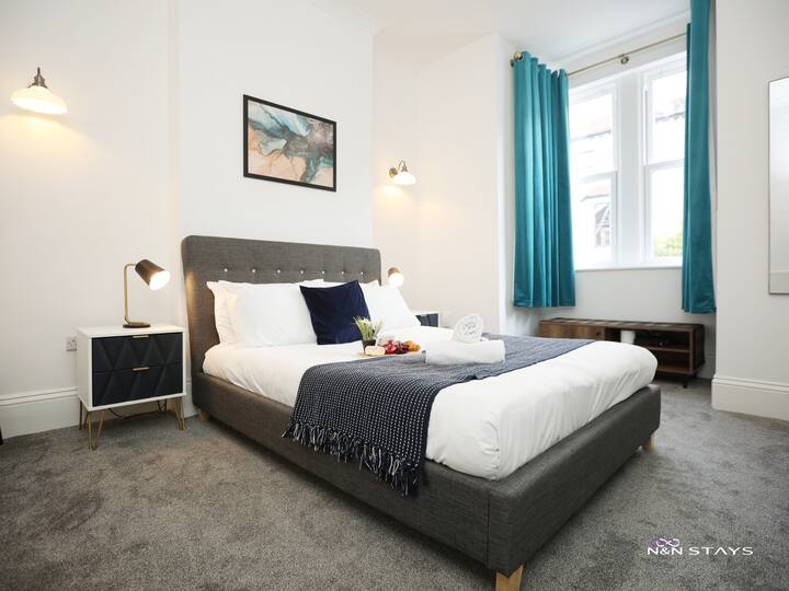 Anfitrión: N & N Stays
Disfruta de dormir cómodamente después de un largo día en el trabajo o viajando. Se proporcionó ropa de cama limpia y cómoda