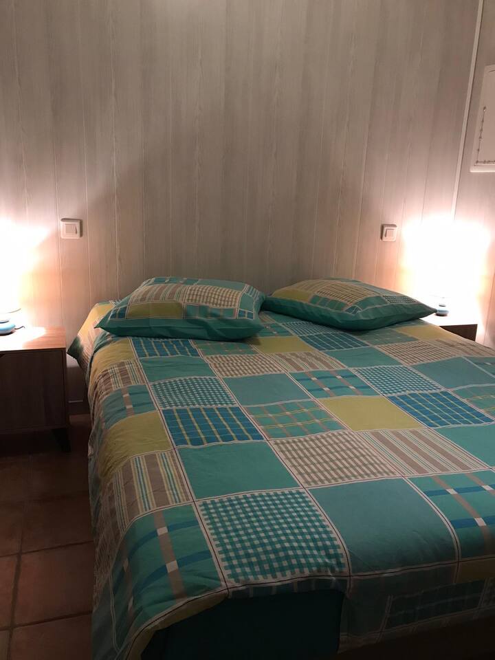 Chumba cha kulala kilicho na kitanda chenye starehe cha watu wawili na mashuka kamili ya kitanda