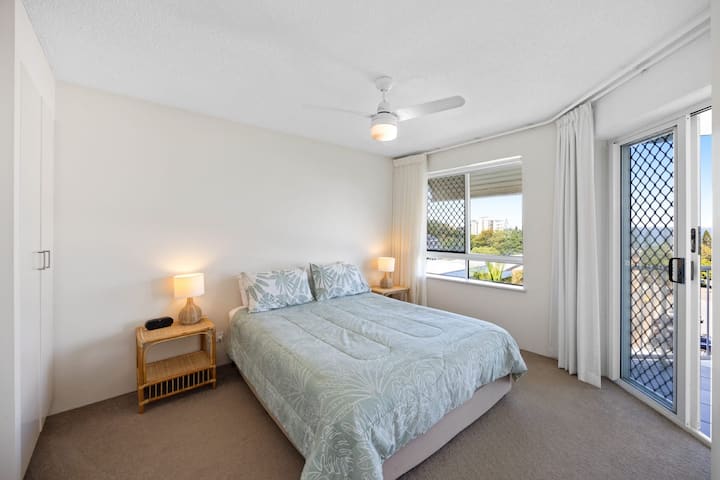 Bright Beachside Escape 2bd Stunning Views & Pool - Caloundra