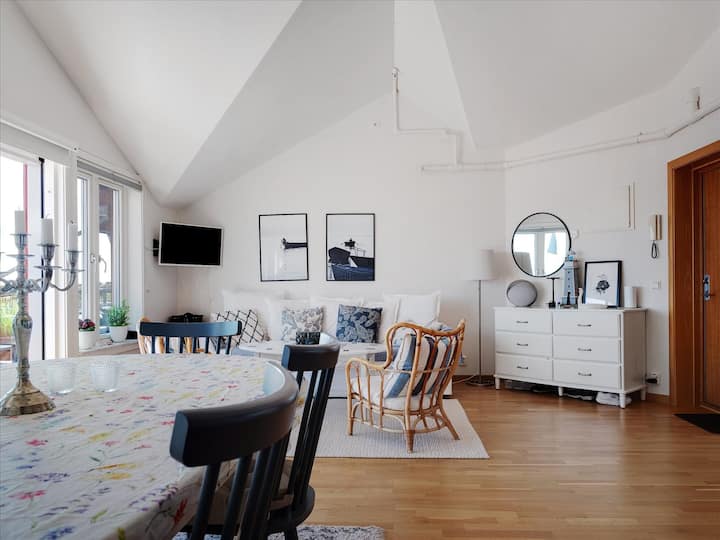 ห้องนั่งเล่นที่มีเตียงโซฟา (140 ซม.) หน้าต่างทั้งหมดมีม่านบังแสง 