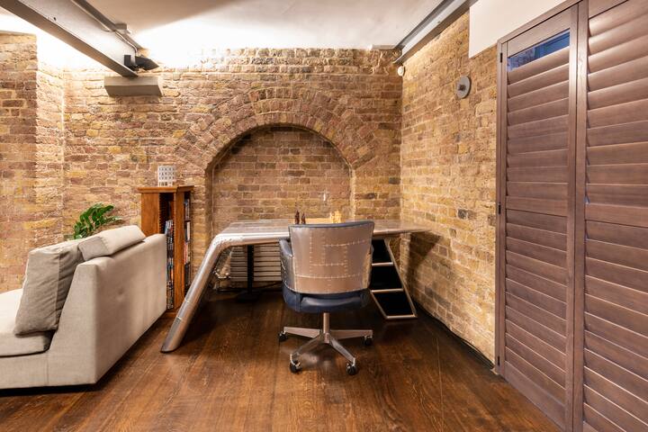 Wapping Thames Penthouse- 2,000 sq ft gallery image 3