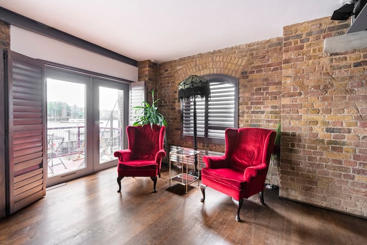 Wapping Thames Penthouse- 2,000 sq ft