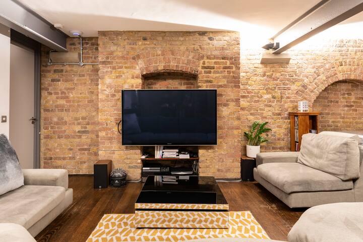 Wapping Thames Penthouse- 2,000 sq ft gallery image 2