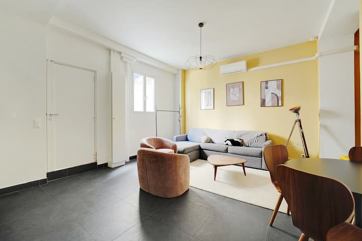 ✨ Sala de estar refinada con sofá cama elegante, que combina comodidad y diseño para sus momentos de relajación más exquisitos. ️