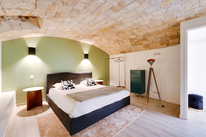  Habitación verde refinada en el sótano, ambiente íntimo con paredes de piedra y techo elegante. Comodidad óptima con almacenamiento integrado y televisión moderna para sus momentos de relajación✨.

