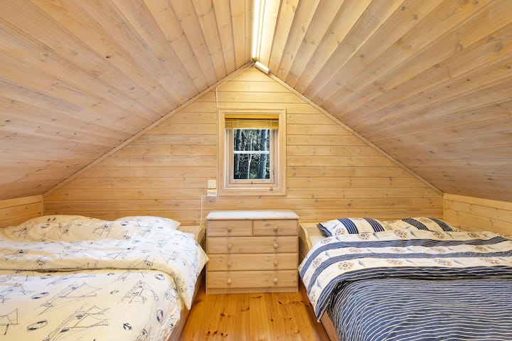 ห้องนอนลอฟท์พร้อมเตียงคู่ขนาดเล็ก 2 เตียง