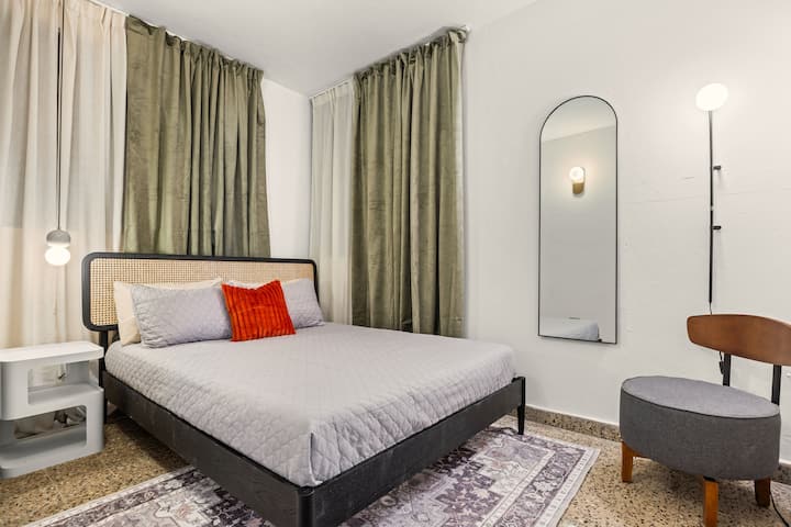 Დაისვენეთ მყუდრო ოთახში თანამედროვე და ვინტაჟური ხიბლით.