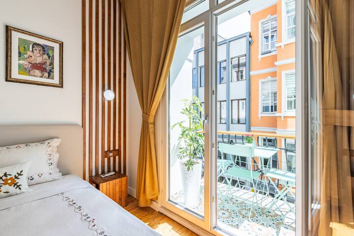 Artful Galata Gem: 4BR, 2BA, LR, Galata Tower View gallery image 5