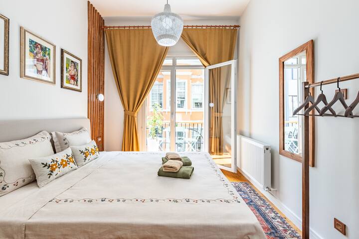 Artful Galata Gem: 4BR, 2BA, LR, Galata Tower View gallery image 4
