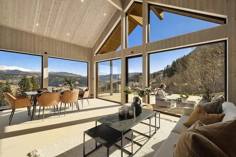 Successful Airbnb property: Luxury mountain chalet with hot tub & sauna in Voss