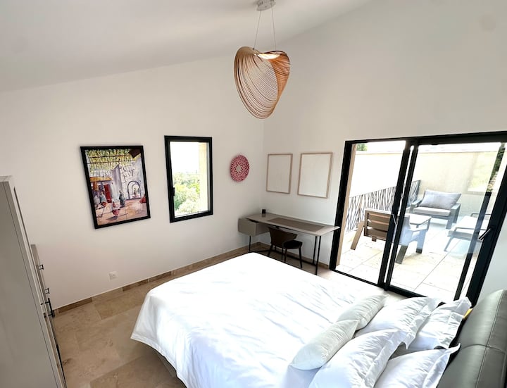 2. spavaća soba nalazi se na drugom katu s vlastitom kupaonicom 2, privatnim izlazom na balkon.