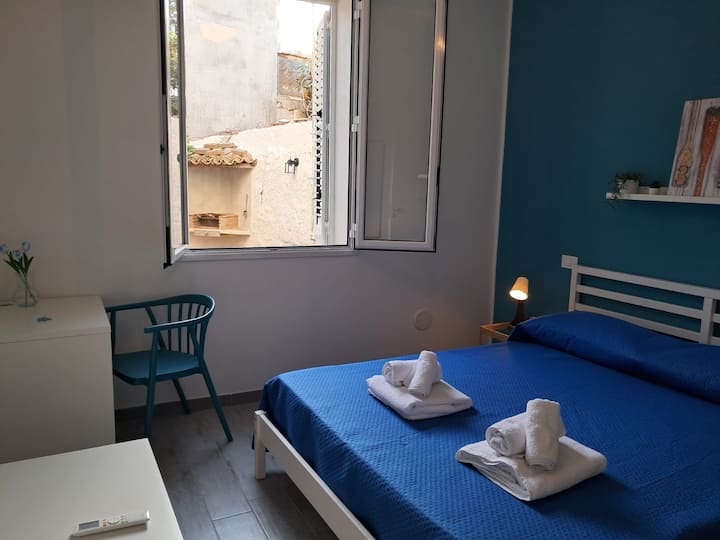 Dobre izolovaná dvojlôžková spálňa s výhľadom na vnútorný nádvorie.