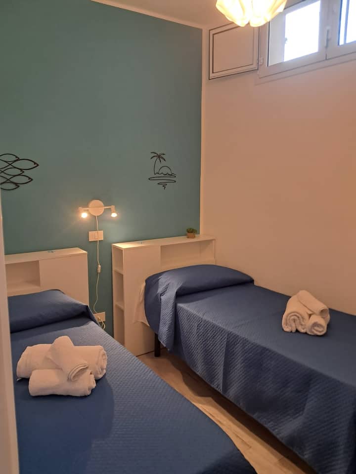 spálňa s oknom a čelom postele s poličkami