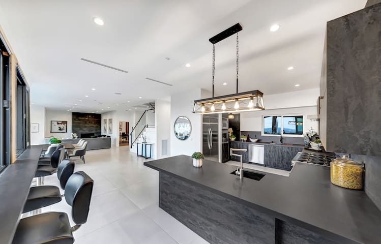 Modern Villa sunset Plaza gallery image 3