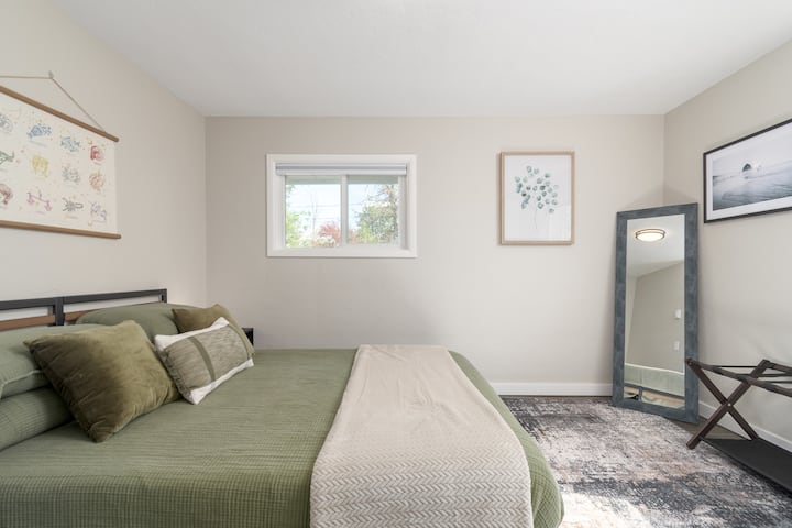 1. spavaća soba s okvirom bračnog kreveta. Madrac Lucid, ogledalo u punoj dužini i noćni ormarići sa svjetiljkama