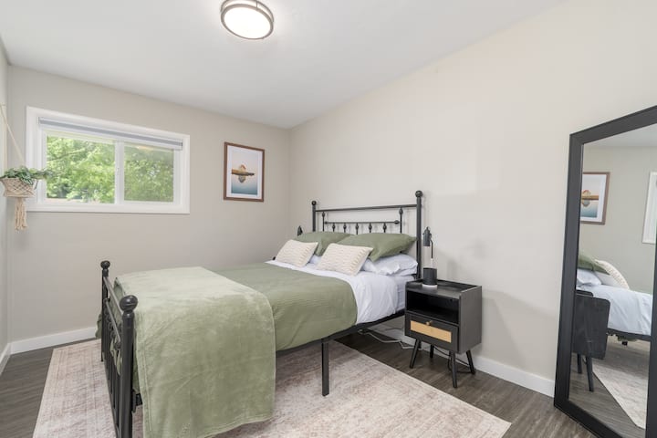 3. spavaća soba s okvirom bračnog kreveta. Madrac Lucid, ogledalo u punoj dužini i noćni ormarići sa svjetiljkama

