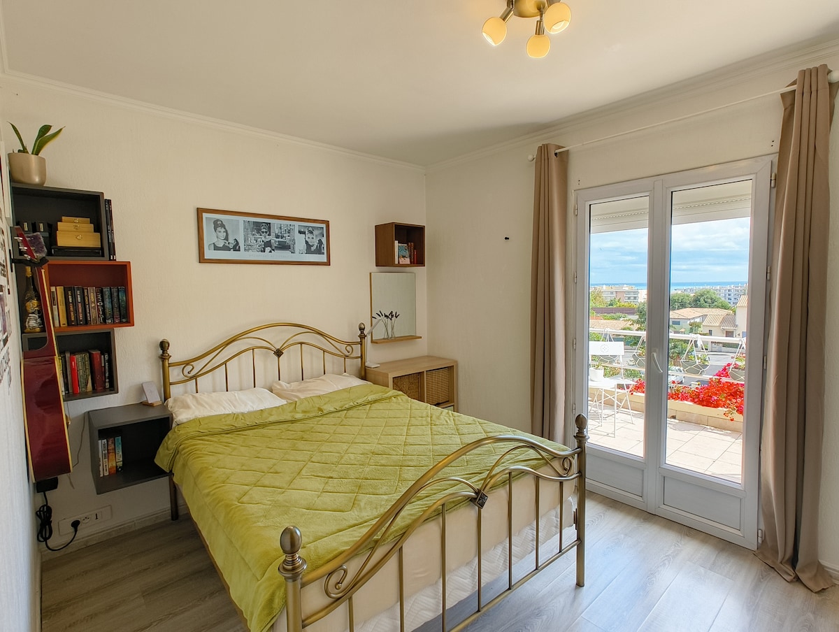 Spavaća soba ima bračni krevet (190 × 140 cm) s madracem Tempur i toaletnim stolom.